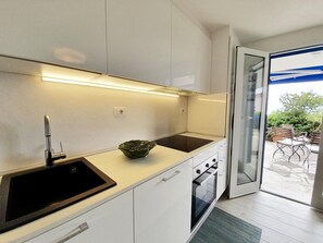 Frigorifero, piano cottura, pentole/stoviglie/utensili