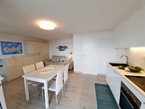 Frigorifero, piano cottura, pentole/stoviglie/utensili