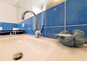 Shower, towels - Apartment "La Perla del Golfo" with Sea View & Terrace (Capoliveri)