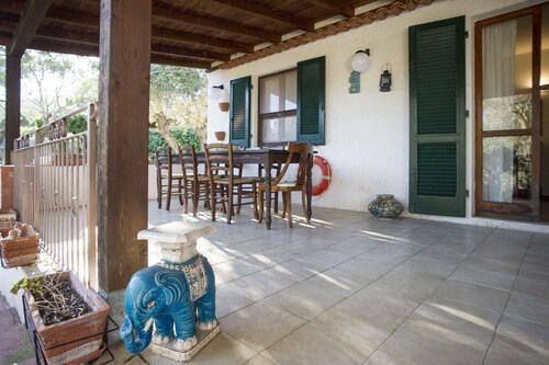 Villetta Tiziana sleeps 4 with fenced garden near Marina di Campo