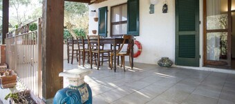 Villetta Tiziana sleeps 4 with fenced garden near Marina di Campo
