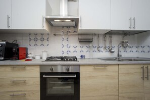 Fridge, microwave, oven, dishwasher - Villetta Tiziana sleeps 4 with fenced garden near Marina di Campo (Campo nell'Elba)