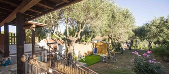 Villetta Tiziana sleeps 4 with fenced garden near Marina di Campo