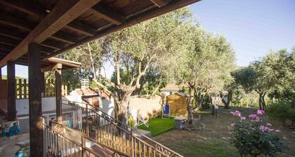 Villetta Tiziana sleeps 4 with fenced garden near Marina di Campo