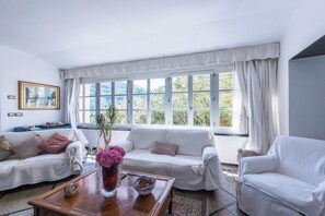 TV - Villa 'Ca Dei Gruppi' with Mountain View, Private Terrace and Wi-Fi (Moconesi)