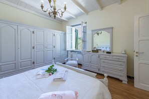 4 makuuhuonetta, silitysrauta/-lauta, ilmainen Wi-Fi, vuodevaatteet