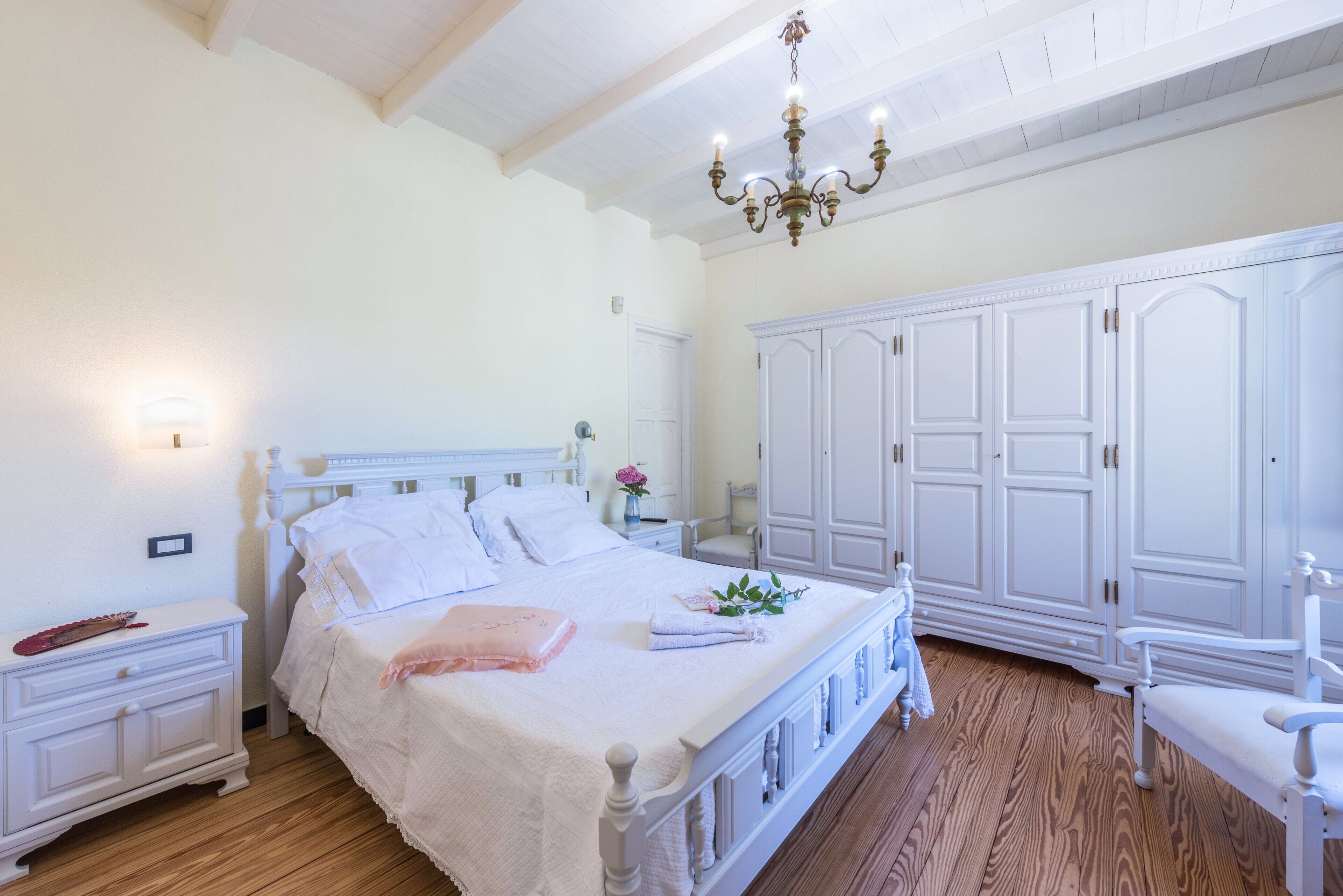 4 bedrooms, iron/ironing board, free WiFi, bed sheets