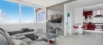 Vakantieappartement "Lovely Penthouse" met zwembad, Wi-Fi & terras