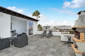 Terrace/patio - Vacation Apartment "Lovely Penthouse" with Pool, Wi-Fi & Terrace (Costa Teguise)