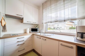 Kühlschrank, Mikrowelle, Herdplatte, Wasserkocher mit Kaffee-/Teezubehör