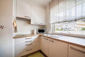 Kühlschrank, Mikrowelle, Herdplatte, Wasserkocher mit Kaffee-/Teezubehör