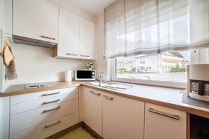 Fridge, microwave, stovetop, coffee/tea maker - Apartment "Schnitzer - Holunder" with Mountain View, Wi-Fi, Balcony & Garden (Rabland/Partschins)
