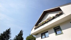 Exterior - Apartment "Schnitzer - Holunder" with Mountain View, Wi-Fi, Balcony & Garden (Rabland/Partschins)