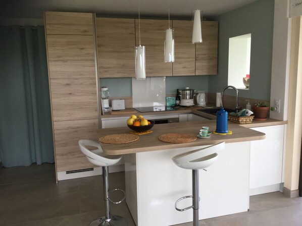 Réfrigérateur, micro-ondes, four, plaque de cuisson