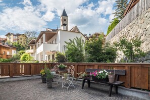 Outdoor dining - Kristiania Apartment Type A1 with Mountain View, Wi-Fi (Siusi allo Sciliar (BZ))