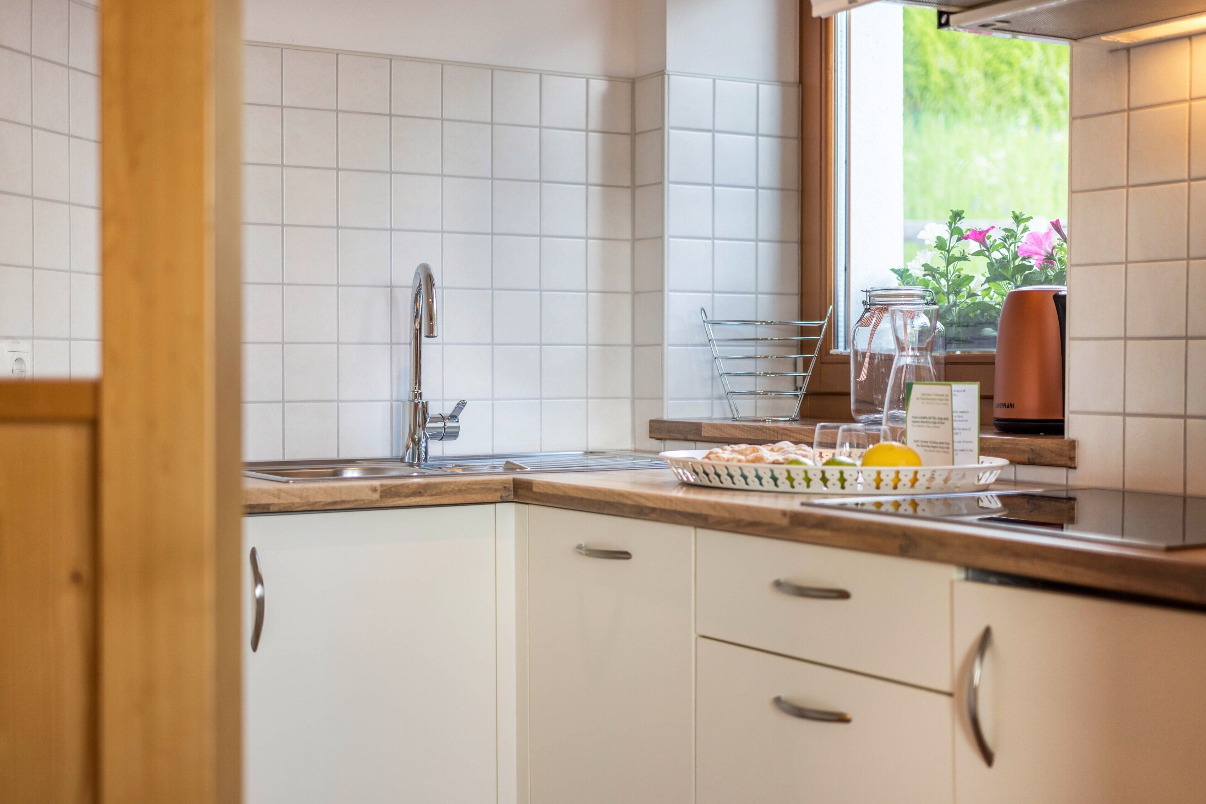 Frigorifero, piano cottura, lavastoviglie, macchina per tè/caffè