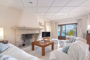 4 bedrooms, iron/ironing board, free WiFi, bed sheets - Villa Lumb with Private Access to the Sea, Sea & Mountain View, Pool, A/C, Wi-Fi, Garden & Terrace (capdepera)