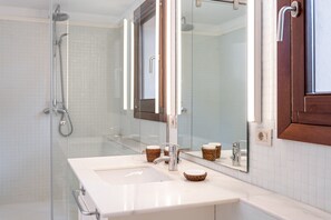 Bathtub, towels