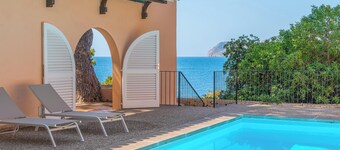 Villa Lumb accesso privato al mare, vista mare e montagna, piscina, A/C, Wi-Fi, giardino e terrazza