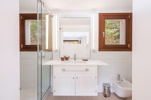 Bathtub, towels