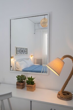 2 bedrooms, iron/ironing board, internet