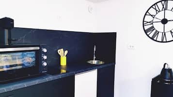 Fridge, microwave, stovetop, coffee/tea maker