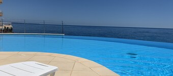 A little corner of paradise on the Esterel, waterfront, sea view, heated pool