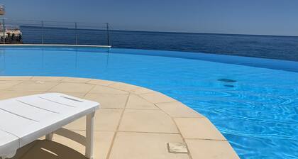 Petit coin de paradis sur l Esterel pieds dans l eau vue mer piscine chauffée