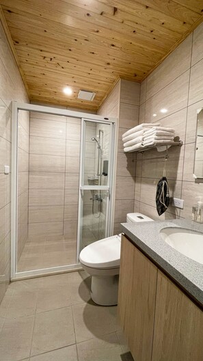 Superior-Doppelzimmer | Badezimmer | Dusche, Haartrockner, Handtücher
