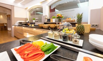 Café da manhã com buffet todos os dias mediante uma taxa