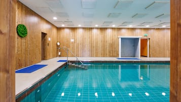 Piscine couverte, accÚs possible de 07 h 00 à 22 h 00, chaises longues