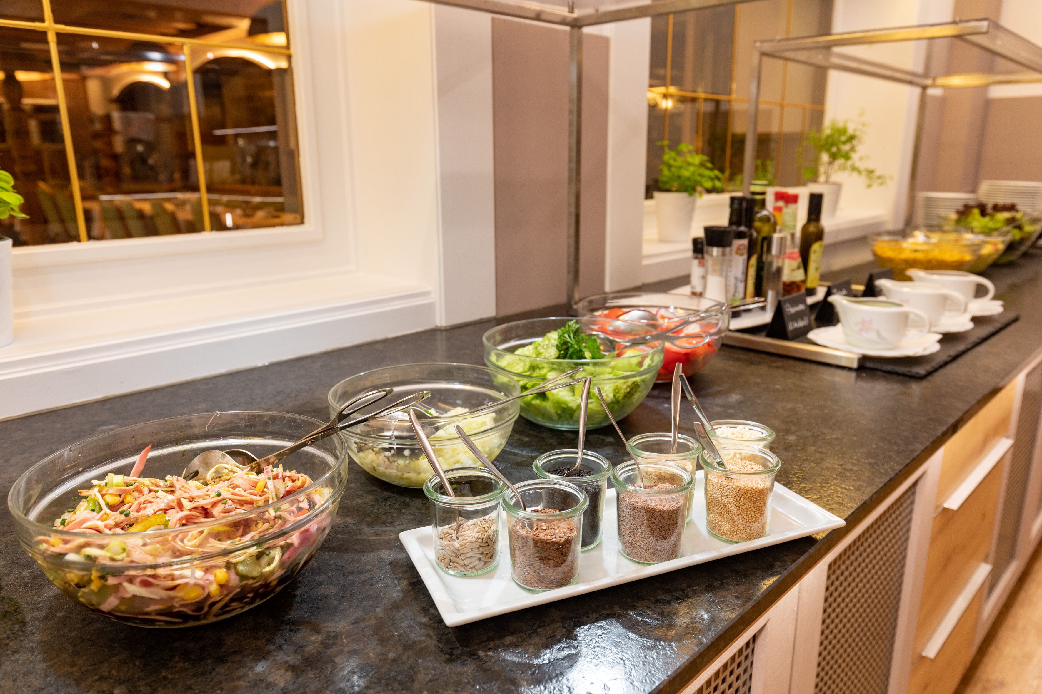 Een buffetopstelling met diverse gerechten en toevoegingen.