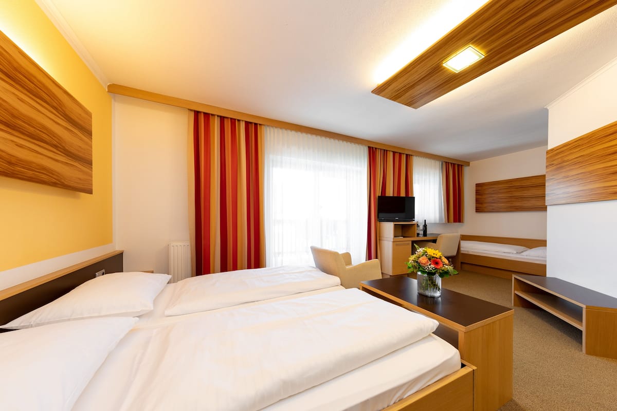 Comfort Triple Room | In-room safe, cribs/infant beds, free WiFi, bed sheets
