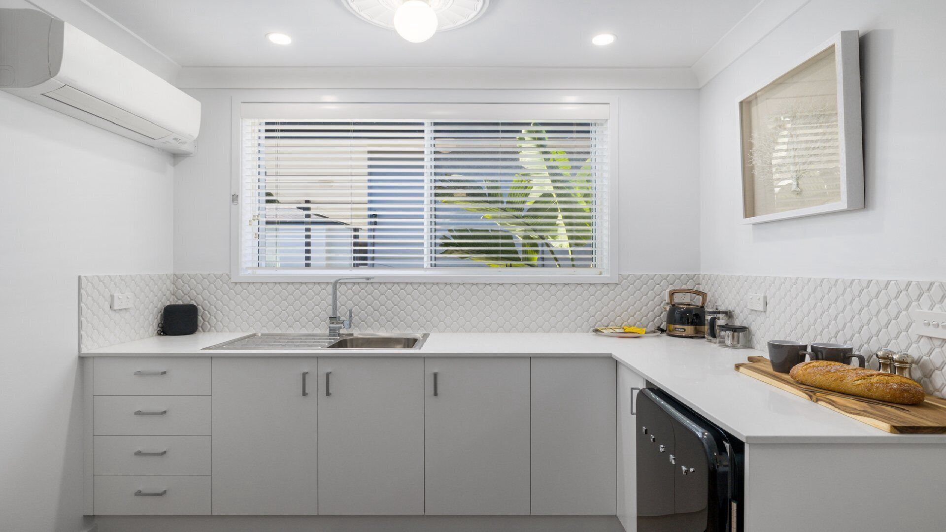 Frigorífico, microondas, cafetera o tetera y tostadora