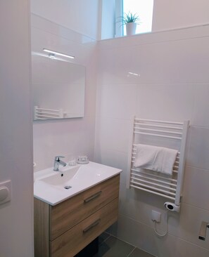 Douche, sèche-cheveux, serviettes fournies, savon