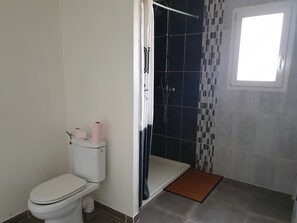 Shower, toilet paper - Villa 3 bedrooms 6 pers quiet WI-FI Clim<br>20km Avignon (Aubignan)