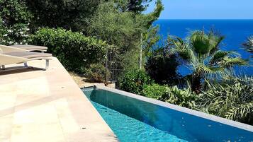 Een buitenzwembad, een verwarmd zwembad