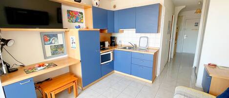 Mikrobølgeovn, kokeplater, kaffetrakter/tekoker og brødrister