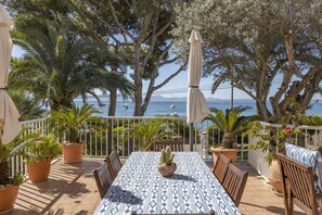 Outdoor dining - House on the beachfront with 4 bedrooms, 2 bathrooms and barbecue (Alcúdia)