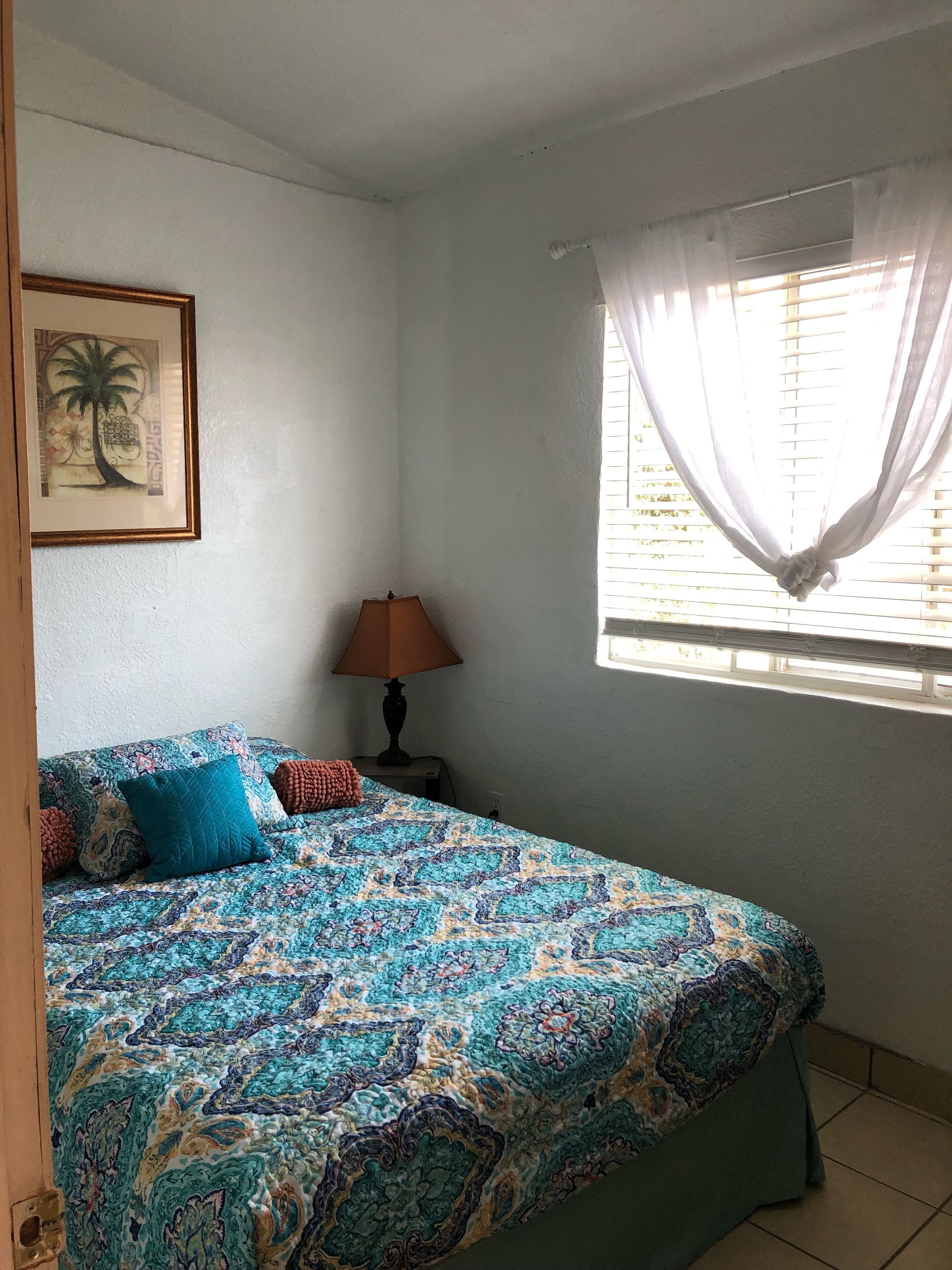 Bright, 2 bedroom, fully equipped kitchen close to Papas & Beer & great service