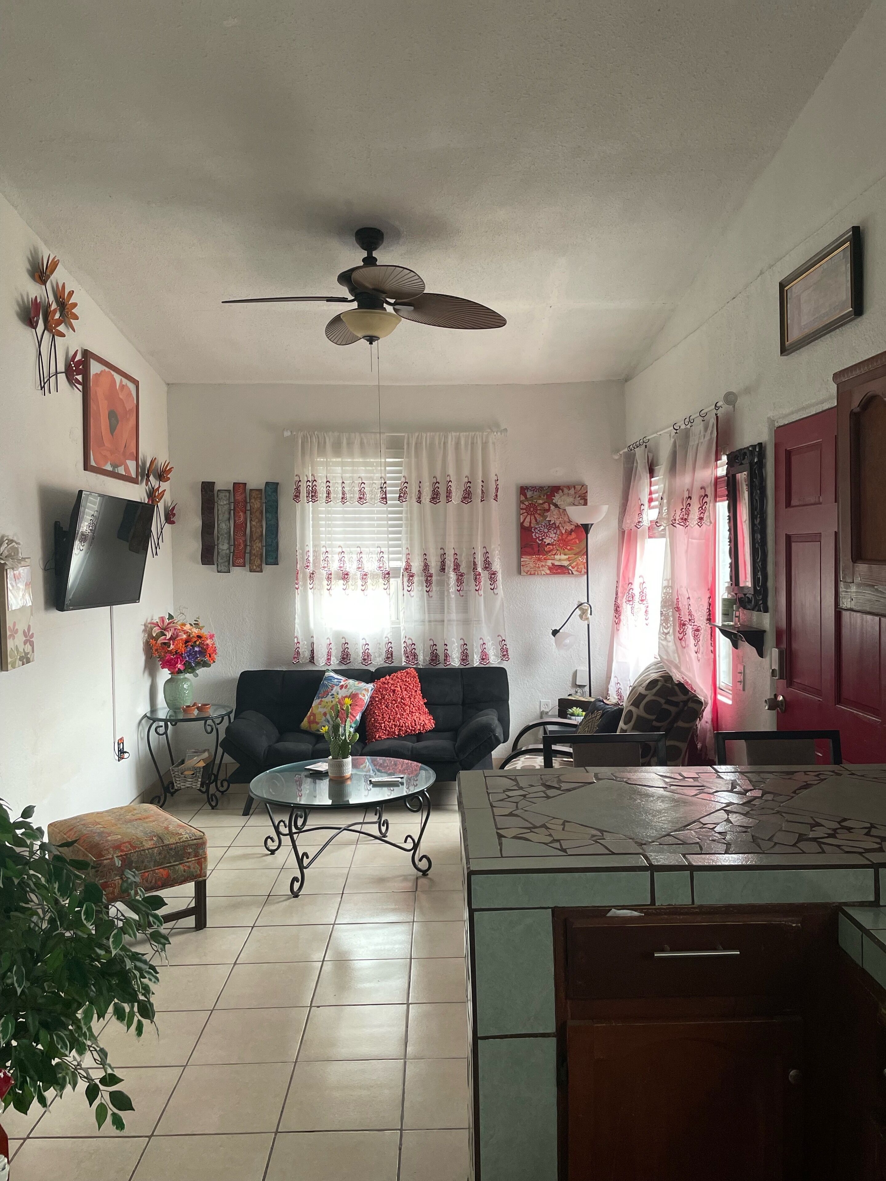 Bright, 2 bedroom, fully equipped kitchen close to Papas & Beer & great service