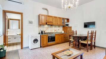 Micro-ondes, four, plaque de cuisson, cafetiĂšre/bouilloire