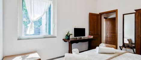 1 bedroom, iron/ironing board, internet