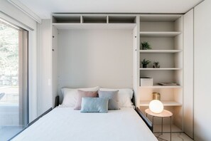Tabla de planchar con plancha, wifi gratis y ropa de cama 