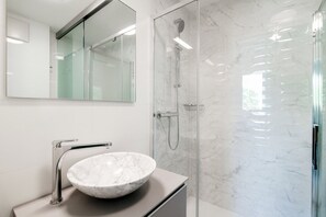 Dusche, Haartrockner, Handtücher, Seife