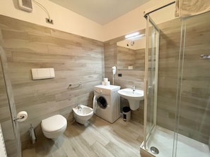 Dusche, Haartrockner, Bidet, Toilettenpapier