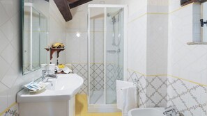 Dusche, umweltfreundliche Kosmetikartikel, Haartrockner, Bidet