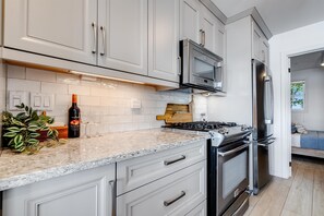 Jääkaappi, mikroaaltouuni, uuni, liesi