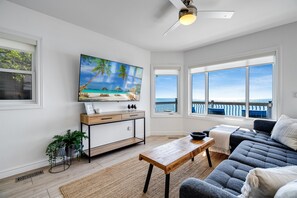 Älytelevisio, takka, kirjoja