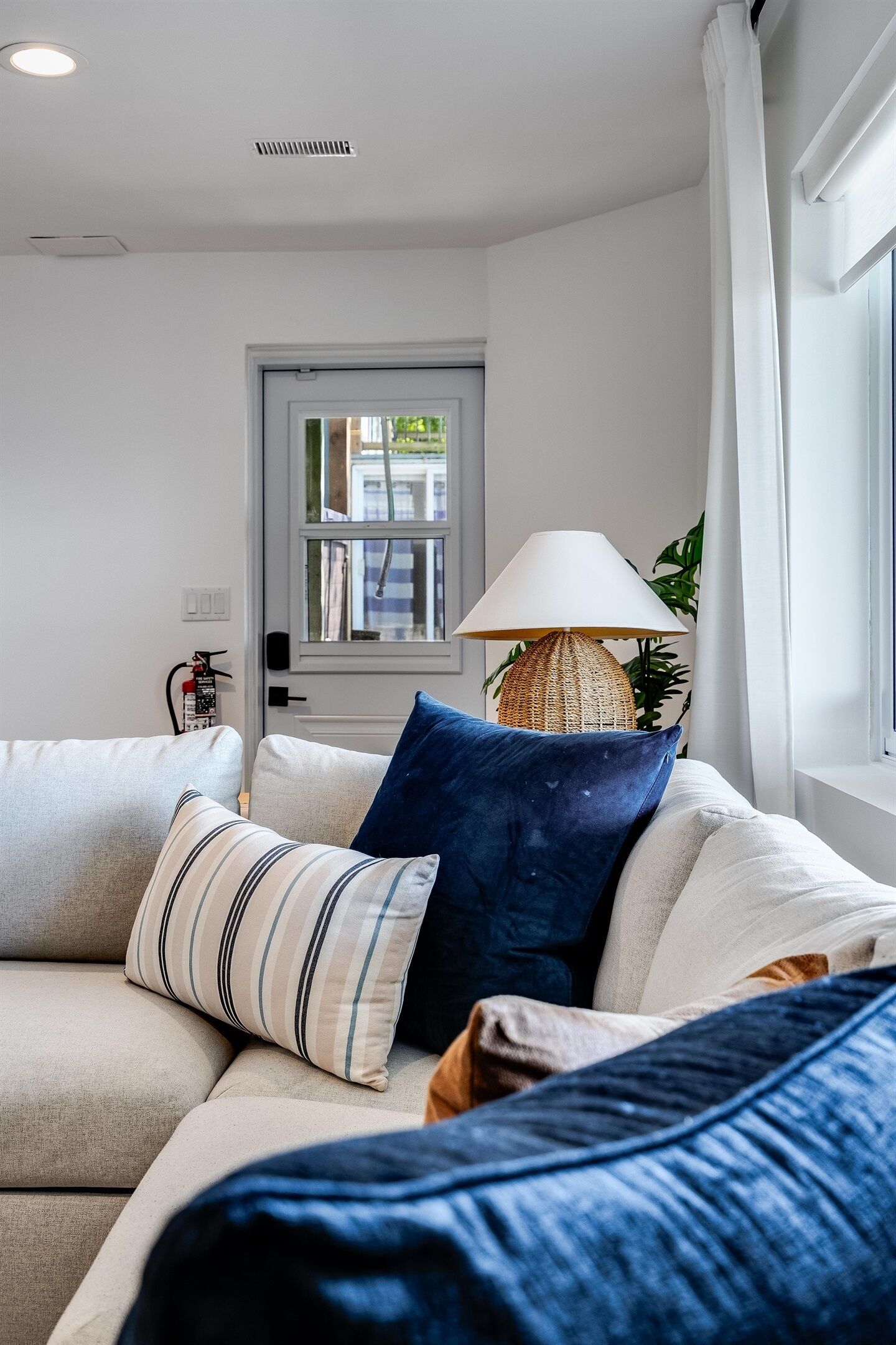 Älytelevisio, takka, kirjoja